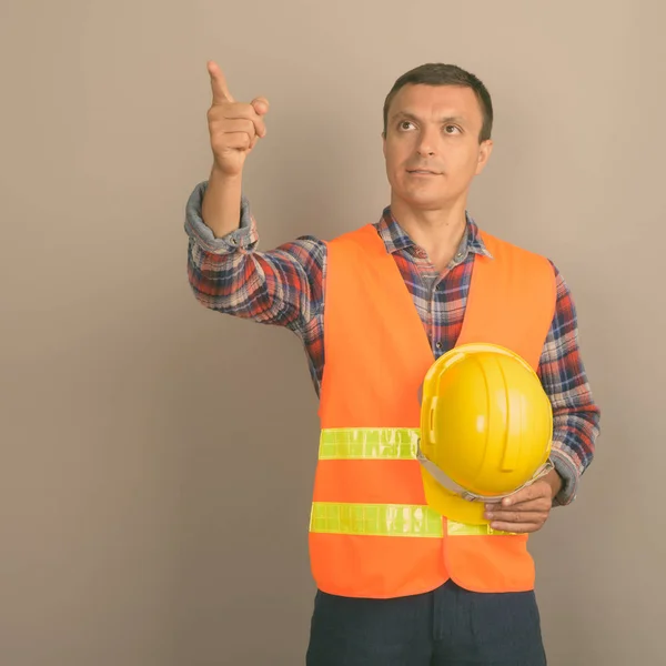 Estudio Disparo Hombre Trabajador Construcción Contra Fondo Gris —  Fotos de Stock