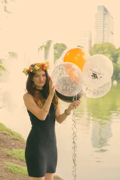 Jonge mooie vrouw viert afstuderen in het park in Bangkok, Thailand — Stockfoto