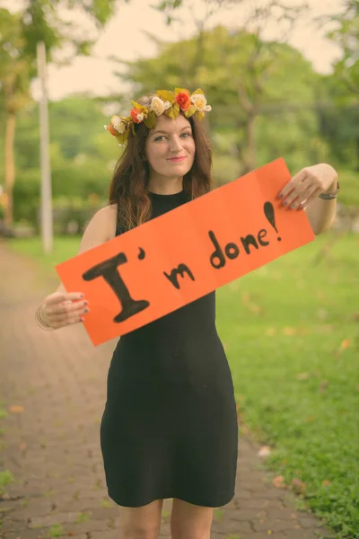 Jeune belle femme célébrant la graduation au parc à Bangkok, Thaïlande — Photo