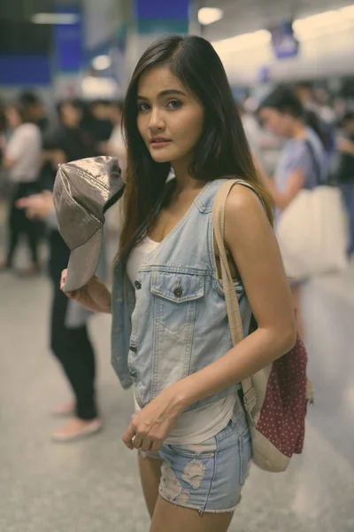 Jonge mooie Aziatische toeristische vrouw verkennen van de stad Bangkok, Thailand — Stockfoto