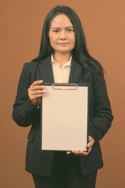 Estudio Shot Senior Businessman Madura Asiática Businesswoman Juntos Sobre Marrón —  Fotos de Stock