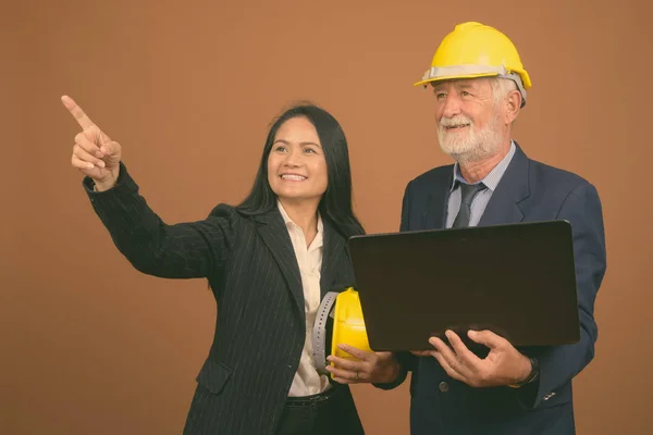 Estudio Toma Hombre Negocios Senior Madura Mujer Negocios Asiática Con —  Fotos de Stock