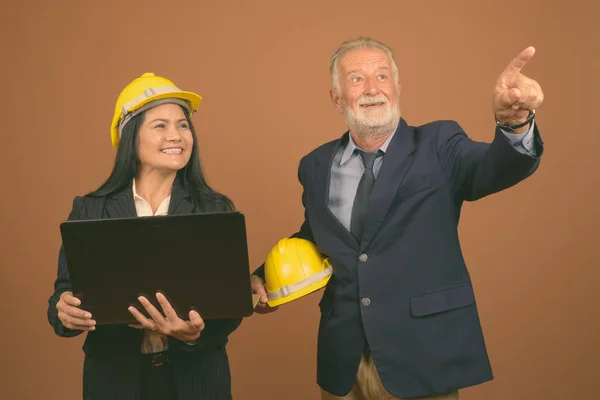 Estudio Toma Hombre Negocios Senior Madura Mujer Negocios Asiática Con —  Fotos de Stock