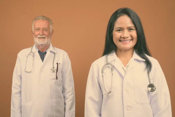 Estudio Tiro Hombre Mayor Médico Madura Mujer Asiática Médico Juntos —  Fotos de Stock