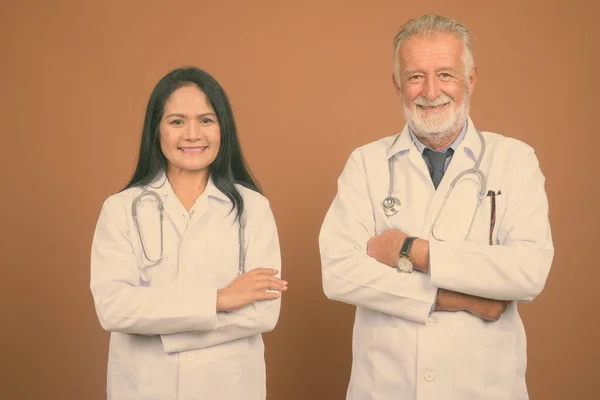 Estudio Tiro Hombre Mayor Médico Madura Mujer Asiática Médico Juntos —  Fotos de Stock