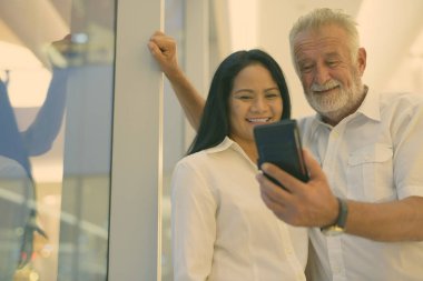 Alışveriş merkezinde birlikte Bangkok, Tayland rahatlatıcı olgun çok etnik gruptan oluşan çift portresi