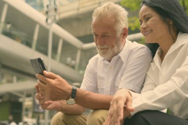 Olgun çok etnik gruptan oluşan çift Bangkok, Tayland için bina dışında rahatlatıcı portresi