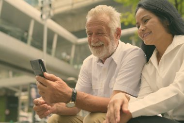 Olgun çok etnik gruptan oluşan çift Bangkok, Tayland için bina dışında rahatlatıcı portresi