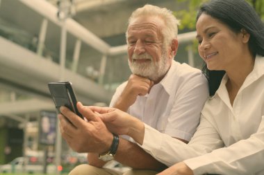 Olgun çok etnik gruptan oluşan çift Bangkok, Tayland için bina dışında rahatlatıcı portresi