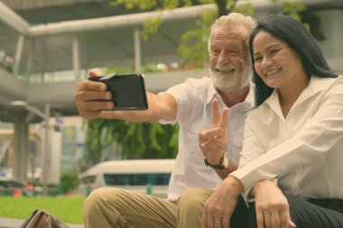 Olgun çok etnik gruptan oluşan çift Bangkok, Tayland için bina dışında rahatlatıcı portresi