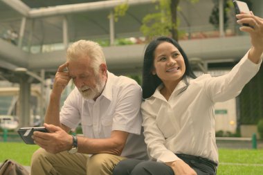 Olgun çok etnik gruptan oluşan çift Bangkok, Tayland için bina dışında rahatlatıcı portresi