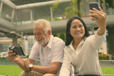 Olgun çok etnik gruptan oluşan çift Bangkok, Tayland için bina dışında rahatlatıcı portresi