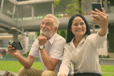 Olgun çok etnik gruptan oluşan çift Bangkok, Tayland için bina dışında rahatlatıcı portresi