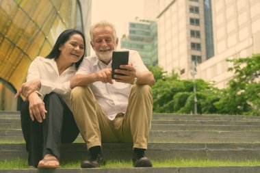 Olgun çok etnik gruptan oluşan çift Bangkok, Tayland için bina dışında rahatlatıcı portresi