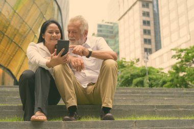 Olgun çok etnik gruptan oluşan çift Bangkok, Tayland için bina dışında rahatlatıcı portresi