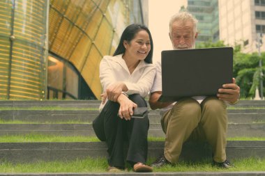 Olgun çok etnik gruptan oluşan çift Bangkok, Tayland için bina dışında rahatlatıcı portresi
