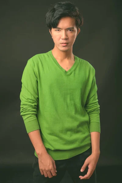 Ung Vacker asiatisk man mot svart bakgrund — Stockfoto