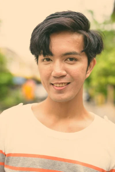 Genç yakışıklı Asya adam açık havada sokaklarda — Stok fotoğraf