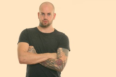 Beyaz arka planda izole edilmiş genç kaslı kel adamın stüdyo fotoğrafı.