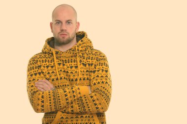 Beyaz arka planda izole edilmiş genç kaslı kel adamın stüdyo fotoğrafı.