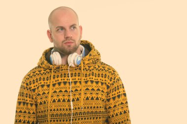 Beyaz arka planda izole edilmiş genç kaslı kel adamın stüdyo fotoğrafı.