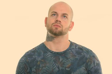 Beyaz arka planda izole edilmiş genç kaslı kel adamın stüdyo fotoğrafı.