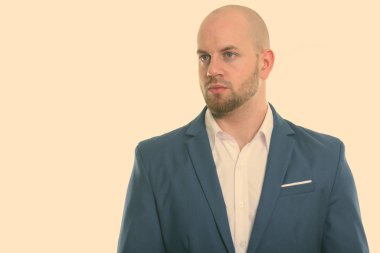 Beyaz arka planda izole edilmiş genç kaslı kel adamın stüdyo fotoğrafı.