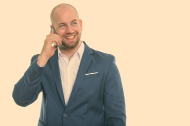 Beyaz arka planda izole edilmiş genç kaslı kel adamın stüdyo fotoğrafı.