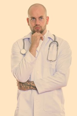 Beyaz arka planda izole edilmiş genç kaslı kel adamın stüdyo fotoğrafı.