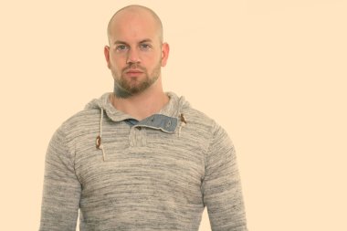 Beyaz arka planda izole edilmiş genç kaslı kel adamın stüdyo fotoğrafı.