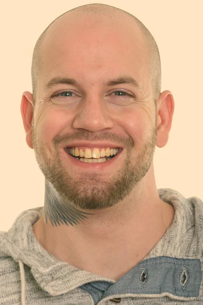 Rosto de jovem homem muscular careca feliz sorrindo — Fotografia de Stock