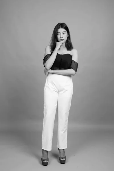 Genç Güzel Asyalı Kadın Siyah Beyaz Gri Arka Plan Stüdyo — Stok fotoğraf