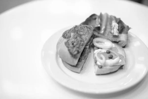 Bagel com salmão defumado e legumes servidos na mesa — Fotografia de Stock