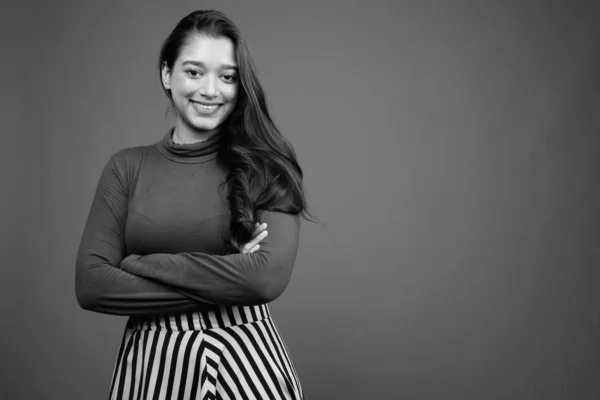 Jovem bela mulher indiana contra fundo cinza — Fotografia de Stock