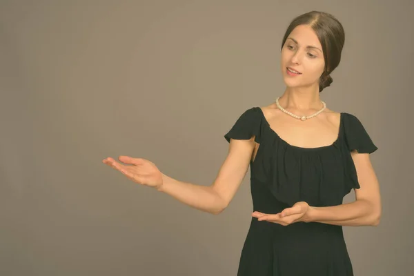 Retrato de una joven hermosa mujer lista para el ballet —  Fotos de Stock