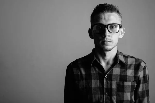 Studio Shot Van Jonge Hipster Man Tegen Grijze Achtergrond Zwart — Stockfoto