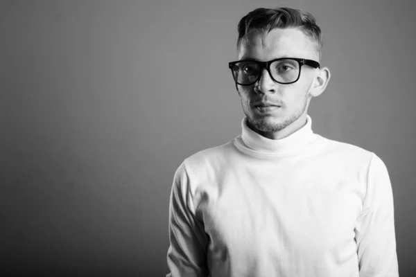스튜디오에서는 터틀넥 스웨터를 흑백으로 배경에 안경을 남자를 촬영했다 — 스톡 사진