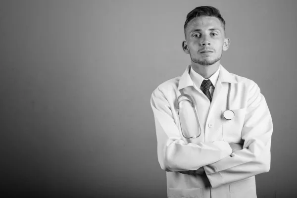 Studioaufnahme Eines Jungen Arztes Vor Grauem Hintergrund Schwarz Weiß — Stockfoto