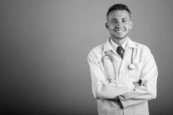 Estudio Joven Médico Sobre Fondo Gris Blanco Negro — Foto de Stock