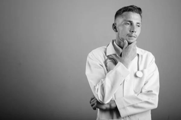 Genç Bir Doktorun Siyah Beyaz Gri Arka Planda Çekilmiş Bir — Stok fotoğraf