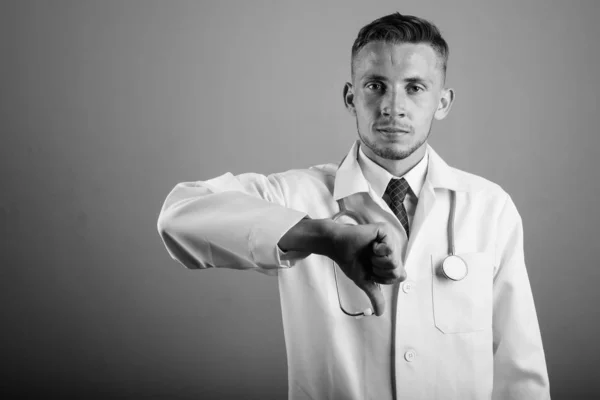 Studioaufnahme Eines Jungen Arztes Vor Grauem Hintergrund Schwarz Weiß — Stockfoto