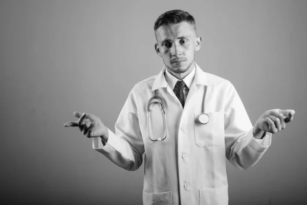 Studioaufnahme Eines Jungen Arztes Vor Grauem Hintergrund Schwarz Weiß — Stockfoto