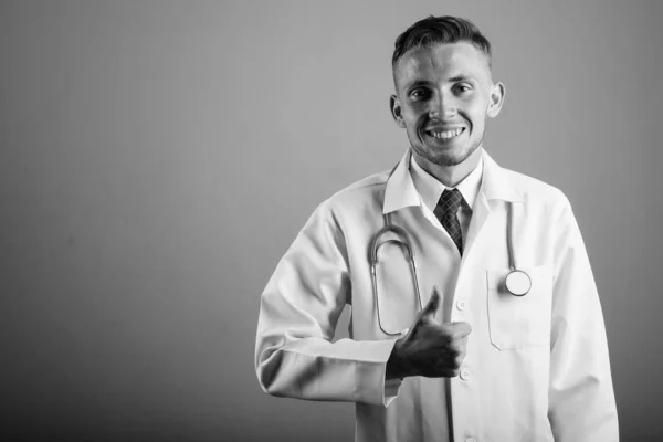 Studio Colpo Giovane Medico Contro Sfondo Grigio Bianco Nero — Foto Stock