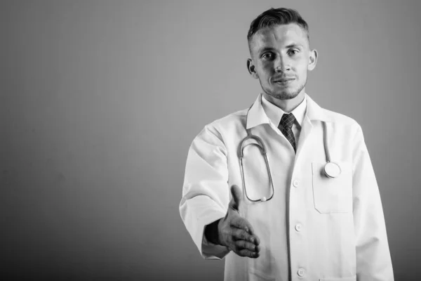 Genç Bir Doktorun Siyah Beyaz Gri Arka Planda Çekilmiş Bir — Stok fotoğraf
