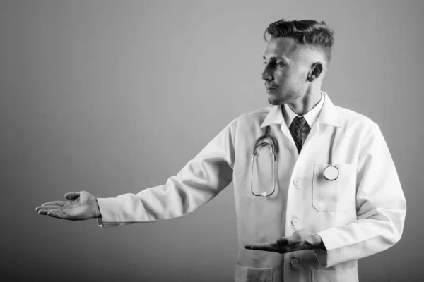 Estúdio Tiro Jovem Médico Contra Fundo Cinza Preto Branco — Fotografia de Stock