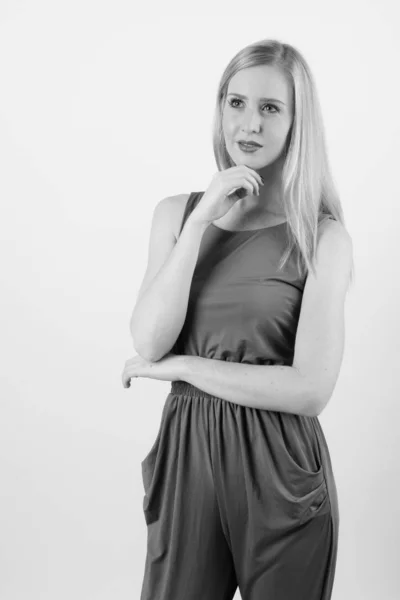 Studio Shot Van Jonge Mooie Vrouw Met Blond Haar Tegen — Stockfoto