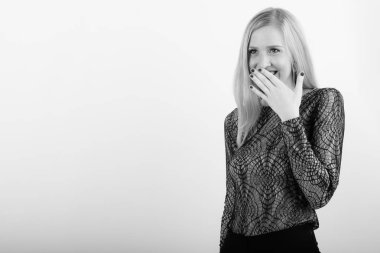 Beyaz arka planda sarı saçlı güzel bir kadın.