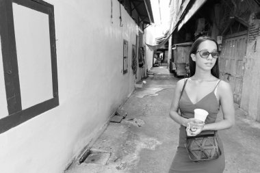 Genç ve güzel bir turist kadın Bangkok 'u keşfediyor.