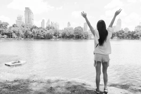 Jonge mooie toeristische vrouw verkennen van de stad Bangkok — Stockfoto