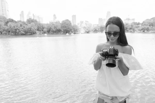 Giovane bella donna turistica che esplora la città di Bangkok — Foto Stock